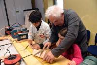 Monistrol-sur-Loire : des enfants apprennent les rudiments du travail du bois