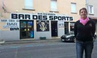 Cathy Bompard devant le Bar des sports.