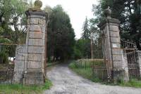 L&#039;ancienne roseraie du domaine de Vaunac se situe sur la gauche de cette allée.