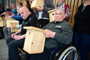 Yssingeaux : les résidents des Cèdres à Malataverne fabriquent et offrent 25 nichoirs