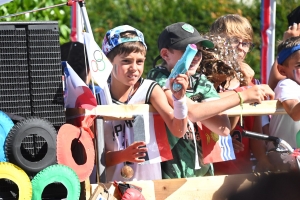 Sainte-Sigolène : un défilé ensoleillé pour les classes en 4 (vidéo)