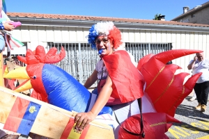 Sainte-Sigolène : un défilé ensoleillé pour les classes en 4 (vidéo)