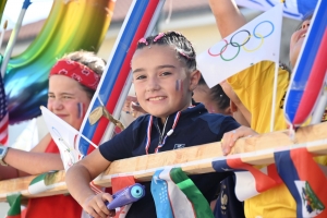 Sainte-Sigolène : un défilé ensoleillé pour les classes en 4 (vidéo)