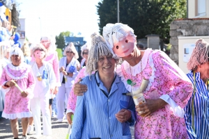 Sainte-Sigolène : un défilé ensoleillé pour les classes en 4 (vidéo)