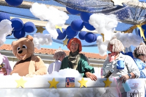 Sainte-Sigolène : un défilé ensoleillé pour les classes en 4 (vidéo)