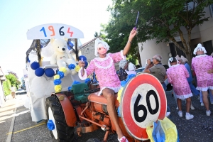 Sainte-Sigolène : un défilé ensoleillé pour les classes en 4 (vidéo)