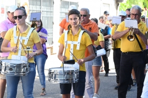 Sainte-Sigolène : un défilé ensoleillé pour les classes en 4 (vidéo)