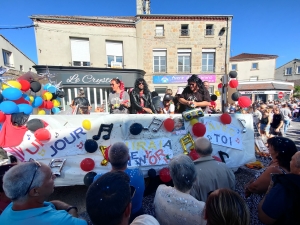 Sainte-Sigolène : un défilé ensoleillé pour les classes en 4 (vidéo)