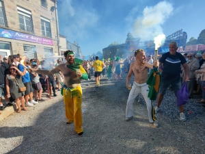 Sainte-Sigolène : un défilé ensoleillé pour les classes en 4 (vidéo)