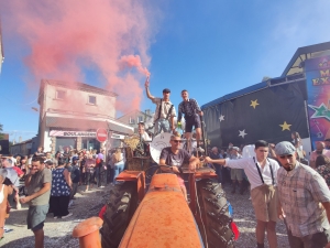 Sainte-Sigolène : un défilé ensoleillé pour les classes en 4 (vidéo)