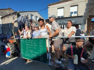 Sainte-Sigolène : un défilé ensoleillé pour les classes en 4 (vidéo)