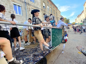 Sainte-Sigolène : un défilé ensoleillé pour les classes en 4 (vidéo)