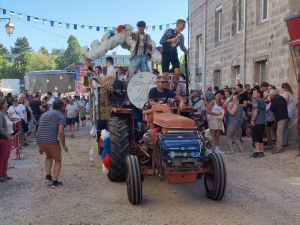 Sainte-Sigolène : un défilé ensoleillé pour les classes en 4 (vidéo)