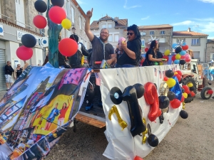 Sainte-Sigolène : un défilé ensoleillé pour les classes en 4 (vidéo)