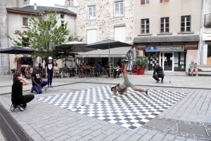 Yssingeaux : après la danse interactive, le hip-hop occupe la place Carnot