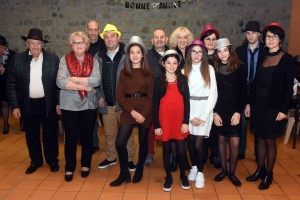 Raucoules : moustache et chapeau de rigueur pour le réveillon du club des jeunes