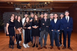 Raucoules : moustache et chapeau de rigueur pour le réveillon du club des jeunes