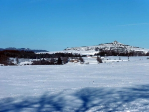 en arrière-plan, le Meygal et au premier plan le volcan de Champagnac