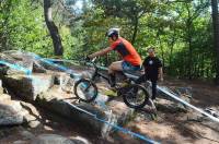 Saint-Maurice-de-Lignon : les rochers, terrains de jeu du VTT trial (vidéo)