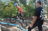 Saint-Maurice-de-Lignon : les rochers, terrains de jeu du VTT trial (vidéo)