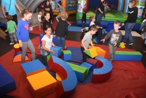 Vacances pluvieuses, enfants heureux avec les structures gonflables à Saint-Maurice, Retournac et Saint-Ferréol