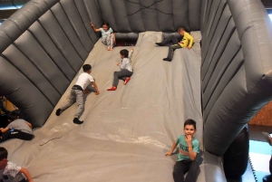 Vacances pluvieuses, enfants heureux avec les structures gonflables à Saint-Maurice, Retournac et Saint-Ferréol