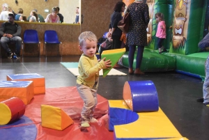 Vacances pluvieuses, enfants heureux avec les structures gonflables à Saint-Maurice, Retournac et Saint-Ferréol