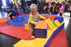 Vacances pluvieuses, enfants heureux avec les structures gonflables à Saint-Maurice, Retournac et Saint-Ferréol