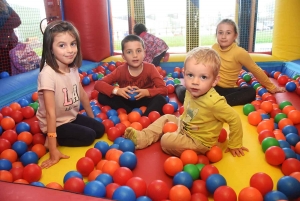 Vacances pluvieuses, enfants heureux avec les structures gonflables à Saint-Maurice, Retournac et Saint-Ferréol