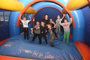 Vacances pluvieuses, enfants heureux avec les structures gonflables à Saint-Maurice, Retournac et Saint-Ferréol