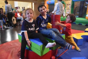 Vacances pluvieuses, enfants heureux avec les structures gonflables à Saint-Maurice, Retournac et Saint-Ferréol