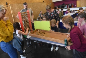 Vacances pluvieuses, enfants heureux avec les structures gonflables à Saint-Maurice, Retournac et Saint-Ferréol