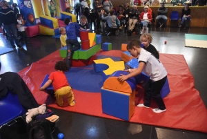 Vacances pluvieuses, enfants heureux avec les structures gonflables à Saint-Maurice, Retournac et Saint-Ferréol