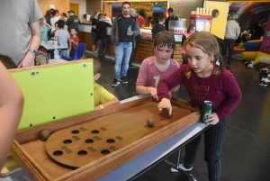 Vacances pluvieuses, enfants heureux avec les structures gonflables à Saint-Maurice, Retournac et Saint-Ferréol