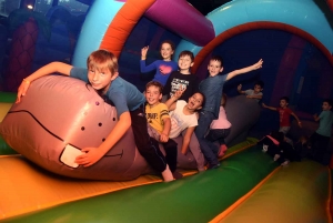 Vacances pluvieuses, enfants heureux avec les structures gonflables à Saint-Maurice, Retournac et Saint-Ferréol