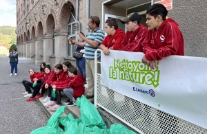 Dunières : les écoliers ramassent les déchets dans le bourg