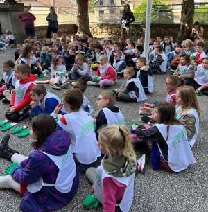 Dunières : les écoliers ramassent les déchets dans le bourg