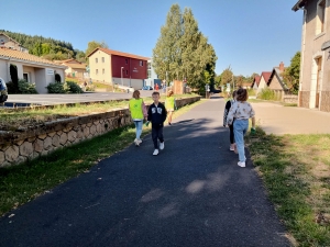 Dunières : les enfants ramassent les déchets autour de l&#039;école privée