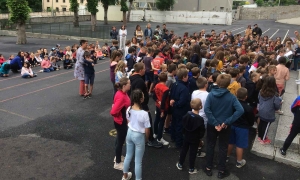 Les écoliers de Jean-de-La-Fontaine chantent sous la pluie