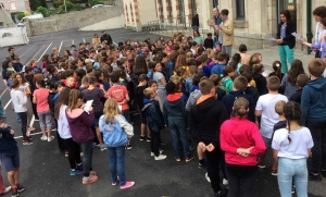 Les écoliers de Jean-de-La-Fontaine chantent sous la pluie