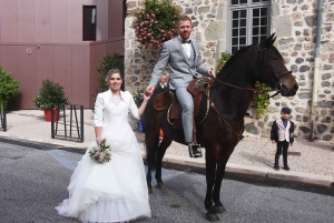 Yssingeaux : Julie et Damien arrivent à cheval à leur mariage