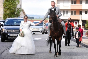 Yssingeaux : Julie et Damien arrivent à cheval à leur mariage