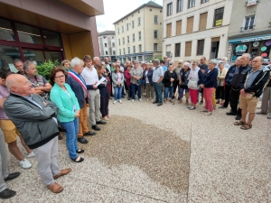 Yssingeaux : une centaine d&#039;élus et citoyens rassemblés devant la mairie