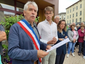 Yssingeaux : une centaine d&#039;élus et citoyens rassemblés devant la mairie