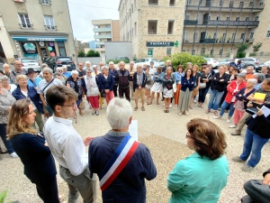 Yssingeaux : une centaine d&#039;élus et citoyens rassemblés devant la mairie