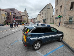 Yssingeaux : une centaine d&#039;élus et citoyens rassemblés devant la mairie