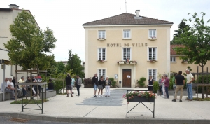 A Monistrol, entre 12 heures et 12 h 30, quelques citoyens se sont retrouvés devant la mairie, mais aucun élu n&#039;était présent