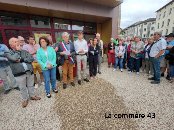 |||||A Monistrol, entre 12 heures et 12 h 30, quelques citoyens se sont retrouvés devant la mairie, mais aucun élu n&#039;était présent|A Saint-Julien-Molhesabate|A Vorey|Un citoyen à Saint-Hostien|A Bas-en-Basset Crédit DR||