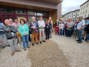 Yssingeaux : une centaine d&#039;élus et citoyens rassemblés devant la mairie