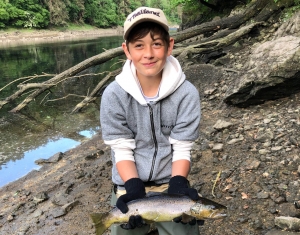 Yssingeaux : un adolescent pêche une truite sauvage de 50 cm dans le Lignon